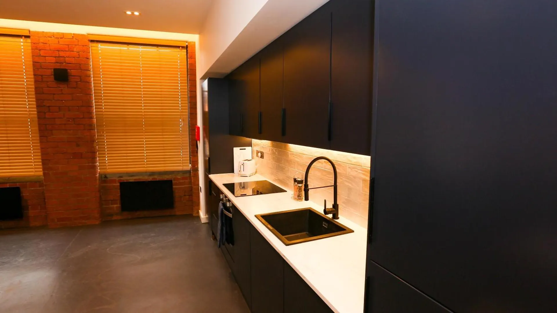 Stayzo_Nichols Building_Spacious 3-Bedroom Apartment Sheffield